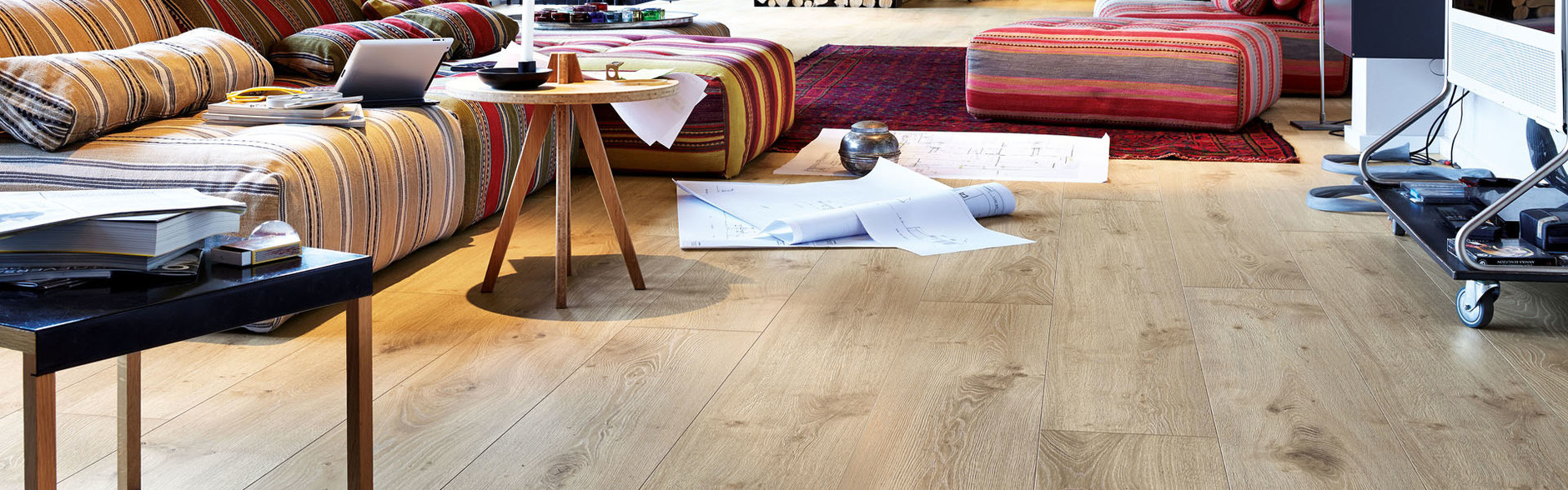 Laminaat, gemakkelijk te reinigen.