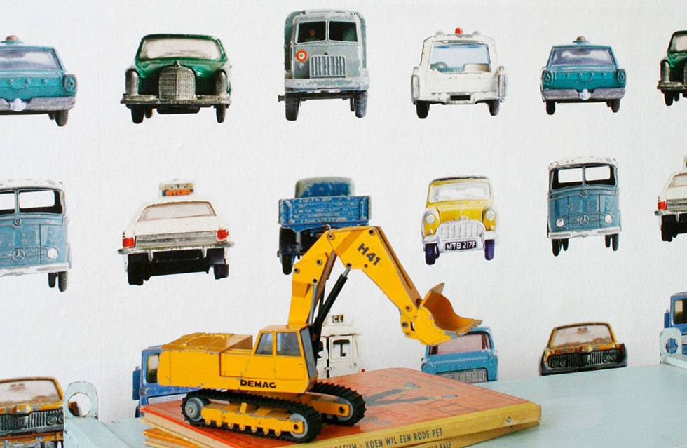 We plakken ze soms het liefst achter het behang…