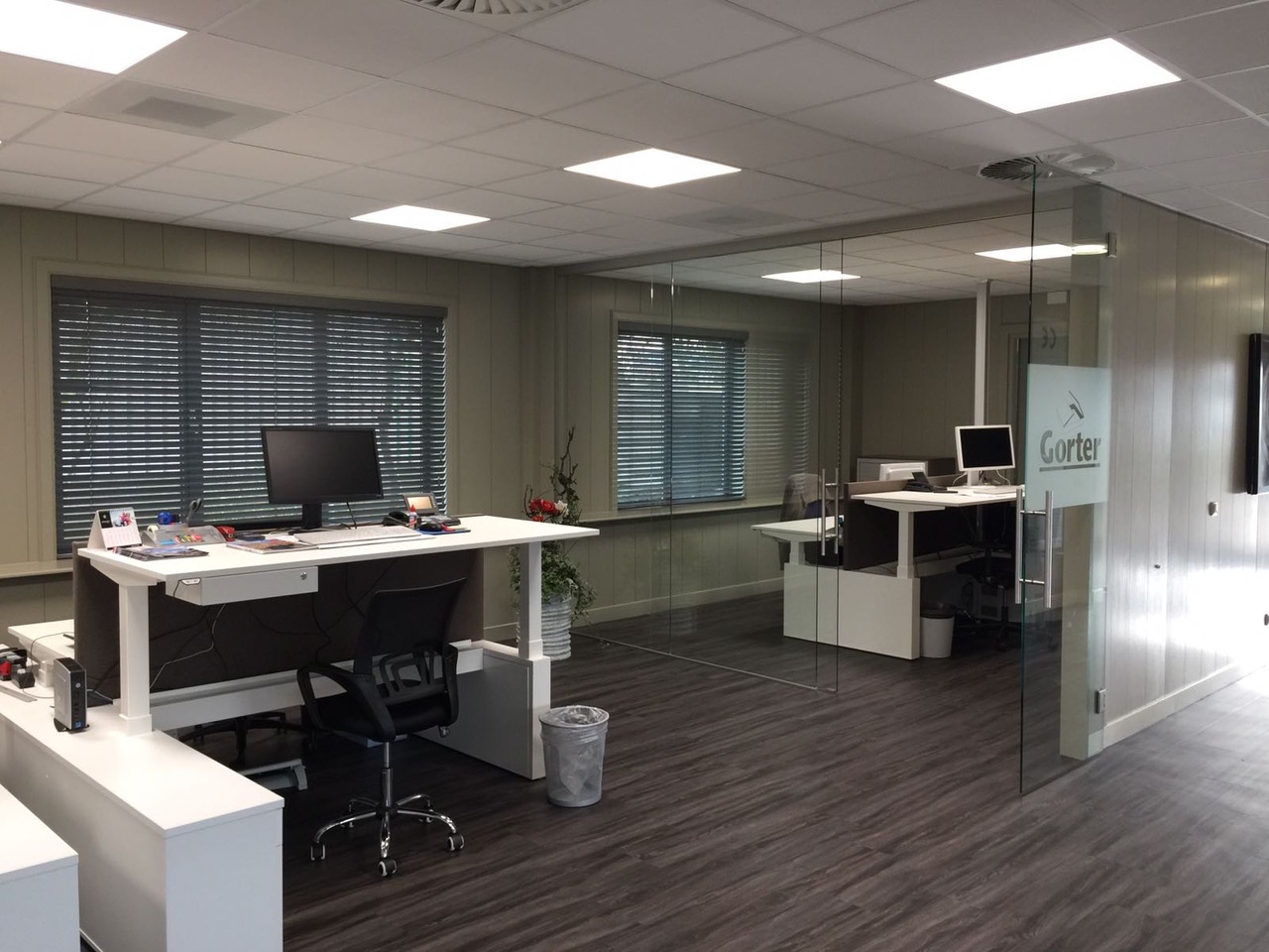 Sfeervolle houten jaloezieën geplaatst bij Gorter Dakluiken