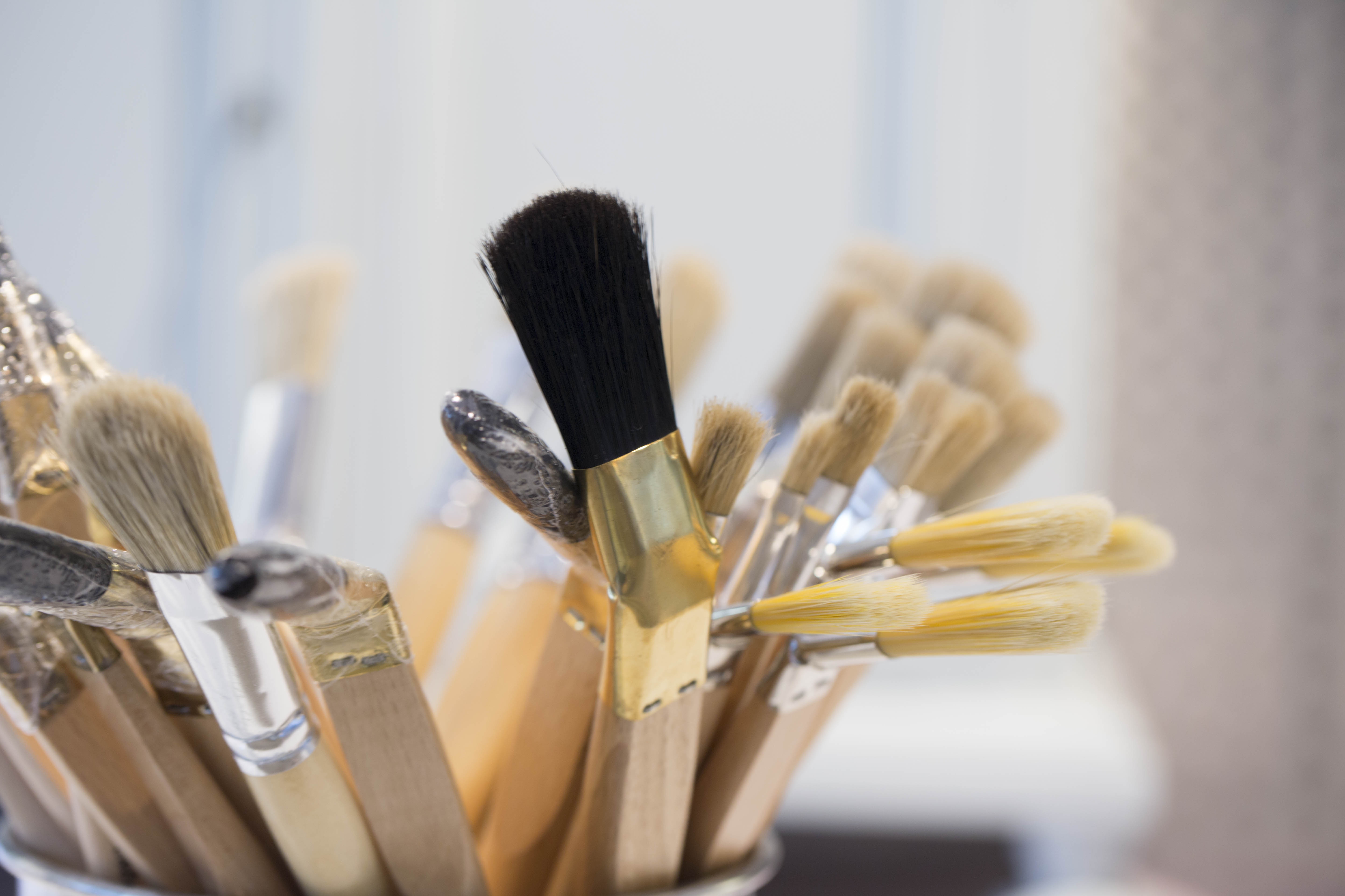 Hoe maak ik mijn kwast met terpentineverdunbare verf schoon?