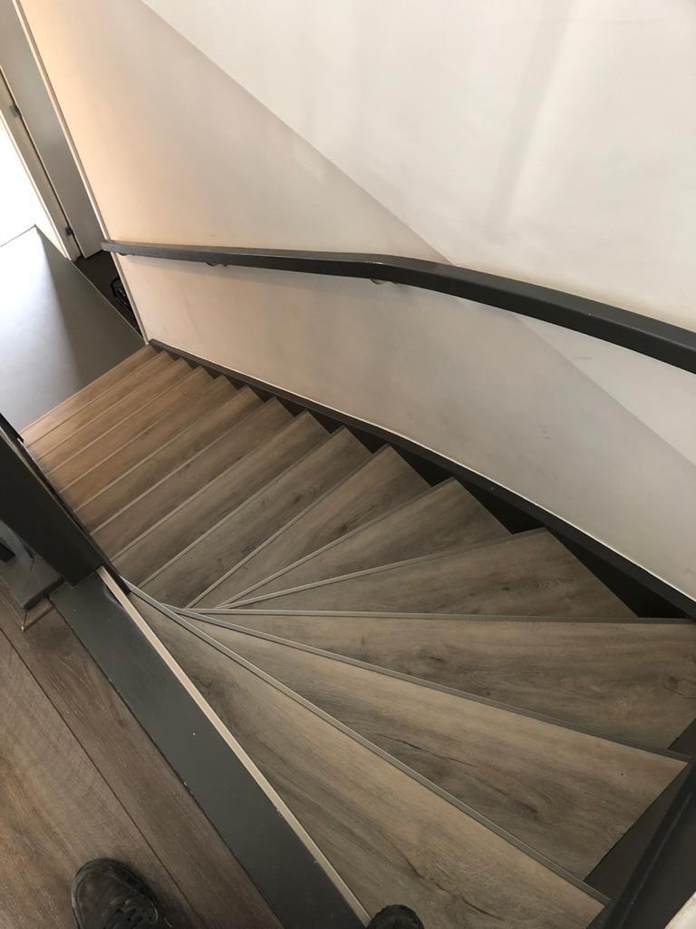 Stoere trapbekleding, uitgevoerd met PVC en strak schilderwerk