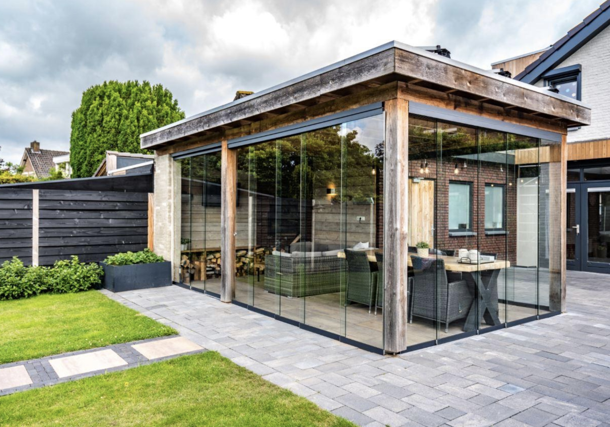 Creëer sfeer in uw tuin met Glazen Schuifwanden van Noord-West Interieurs