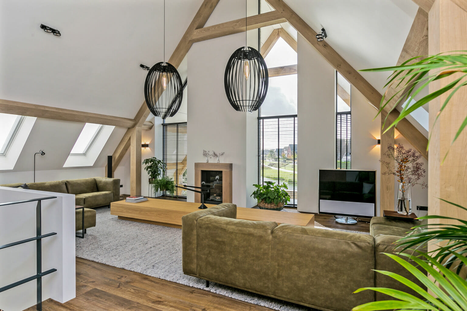 DAGLICHT FILTEREN MET HOUTEN JALOEZIEËN