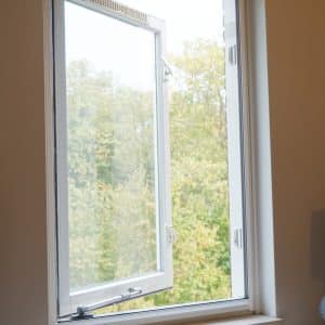 Houd vervelende insecten buiten zonder je ramen  te hoeven sluiten.