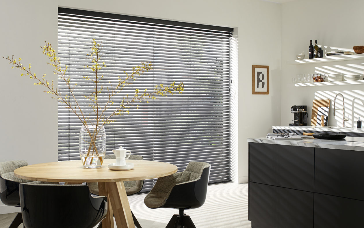 Houten jaloezieën-dé natuurlijke sfeermaker