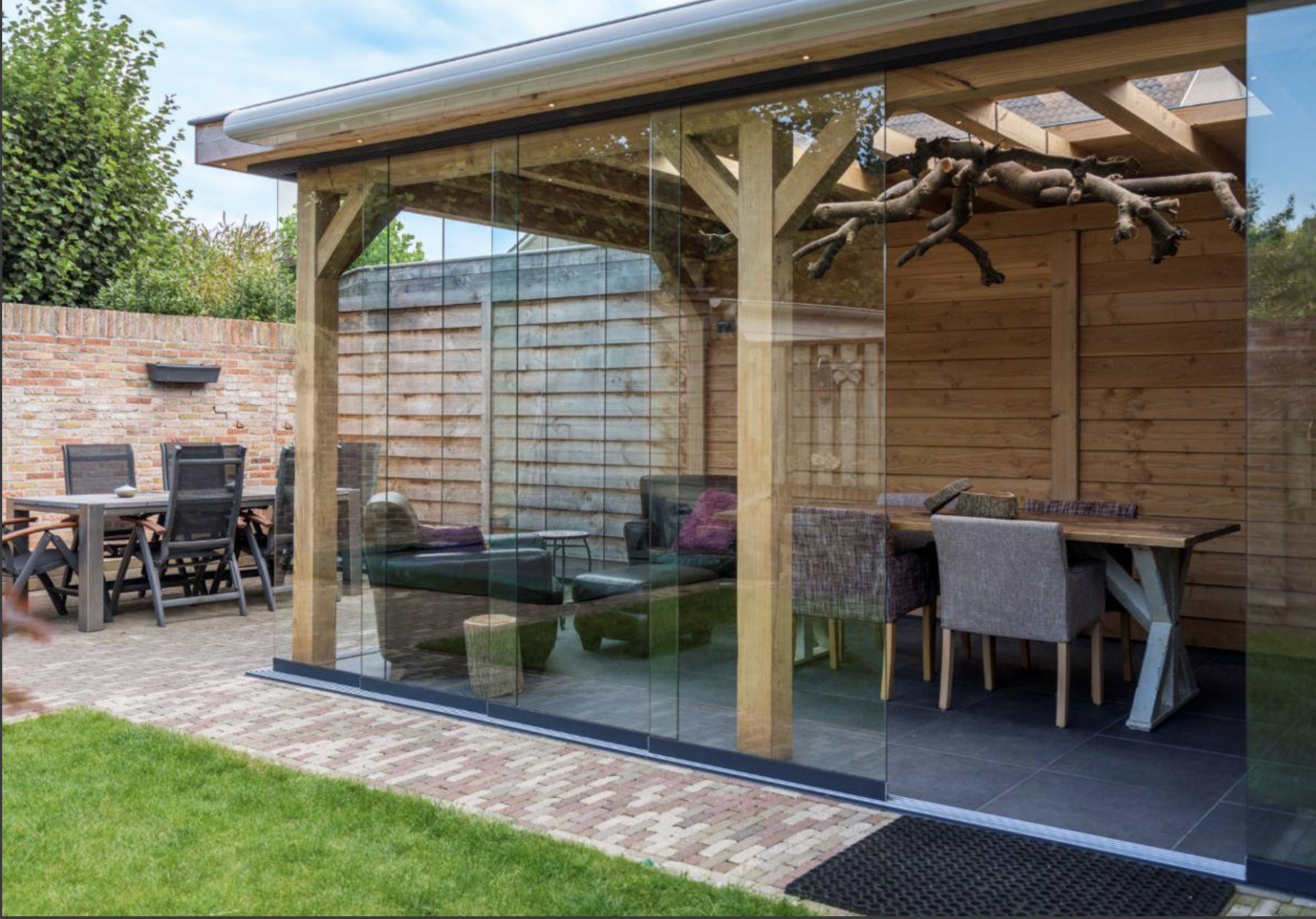 Met glazen schuifwanden geniet u het hele jaar van uw tuin en terras