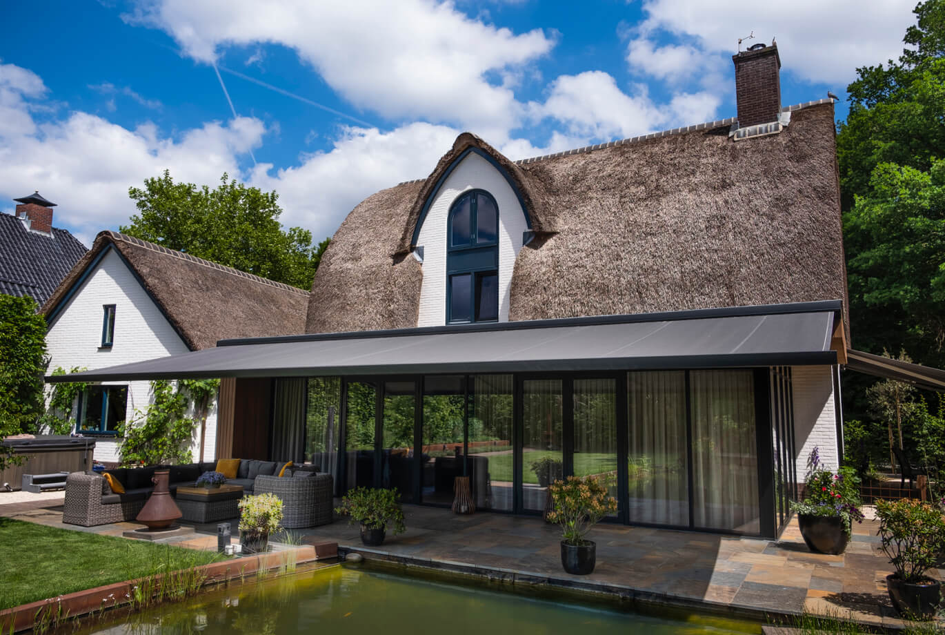 Een vrije doortocht naar de schaduw met een knikarmscherm